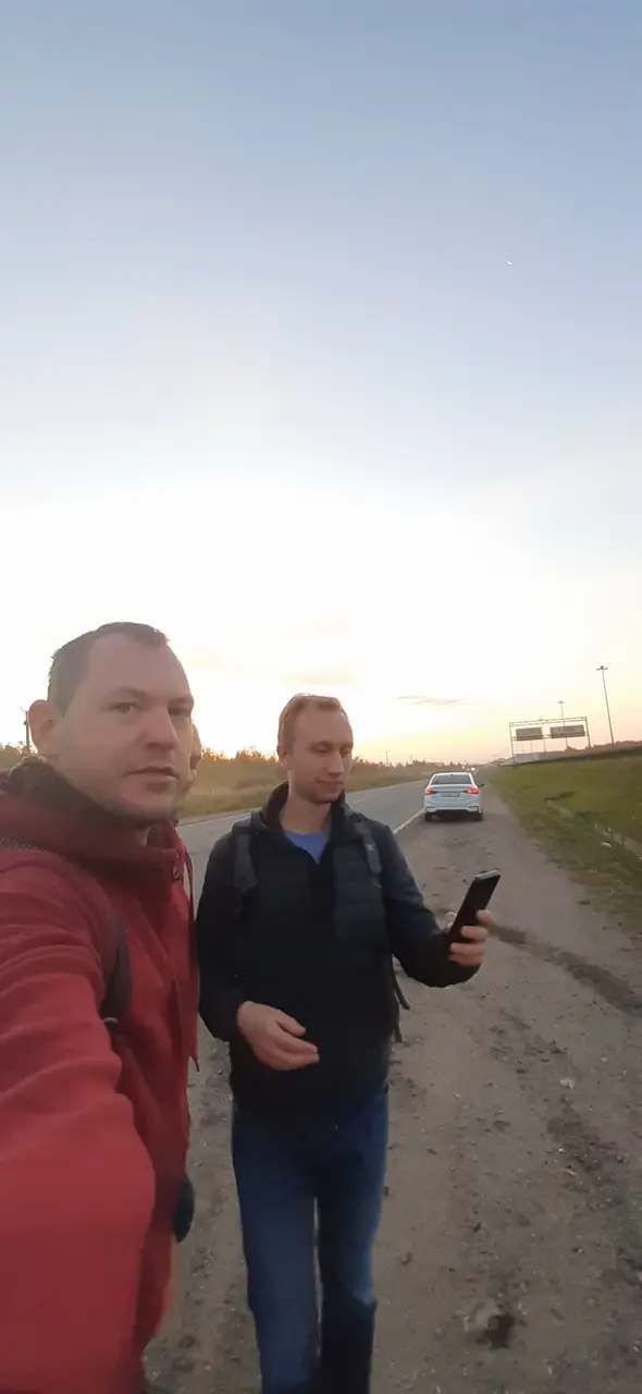 Момент старта. На заднем плане наш таксист такой: «Ёбаные наркоманы!» (Кирилл)